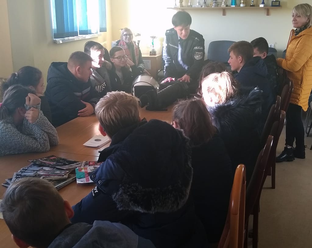 SPOTKANIE UCZNIÓW ZE SZKOŁY PODSTAWOWEJ W LIPOWIE Z OSTRÓDZKIMI POLICJANTAMI 2 100 146235