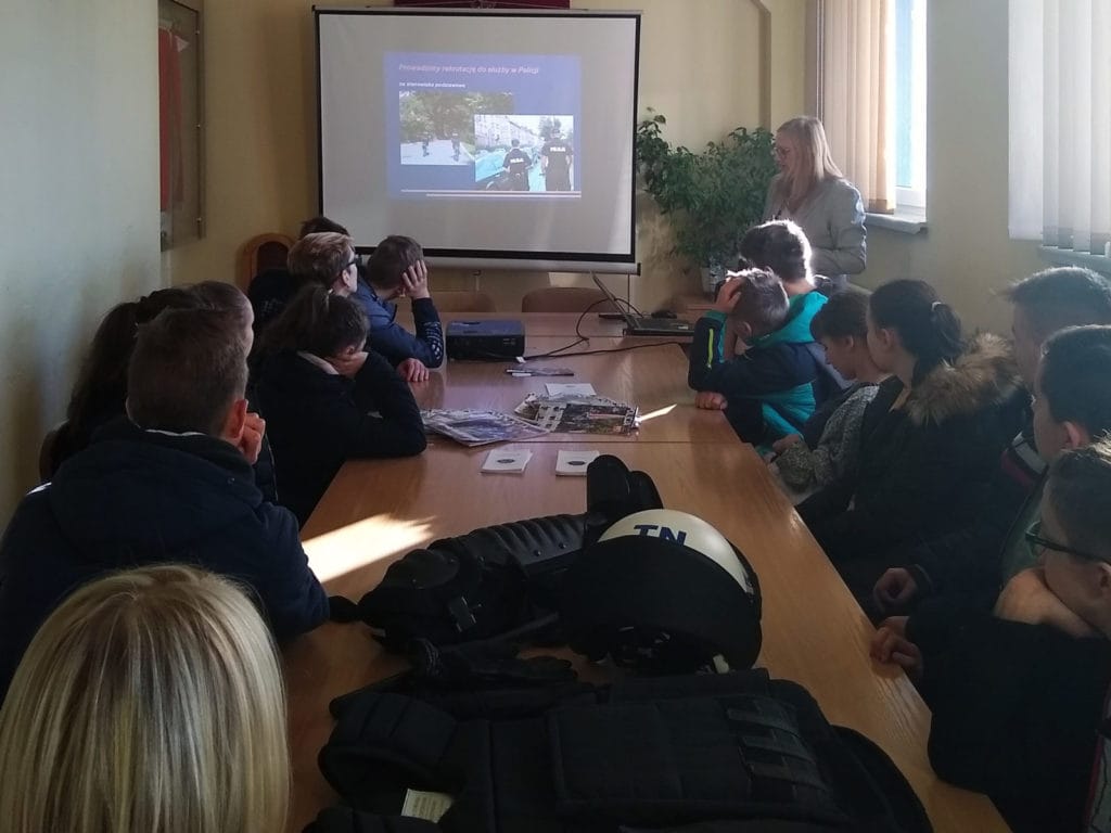 SPOTKANIE UCZNIÓW ZE SZKOŁY PODSTAWOWEJ W LIPOWIE Z OSTRÓDZKIMI POLICJANTAMI 3 100 146236 E1575531787239