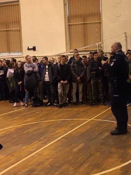 POLICJANCI Z OSTRÓDY SPOTKALI SIĘ Z UCZNIAMI ZESPOŁU SZKÓŁ ROLNICZYCH ORAZ SP W SZYLDAKU 1 100 146857