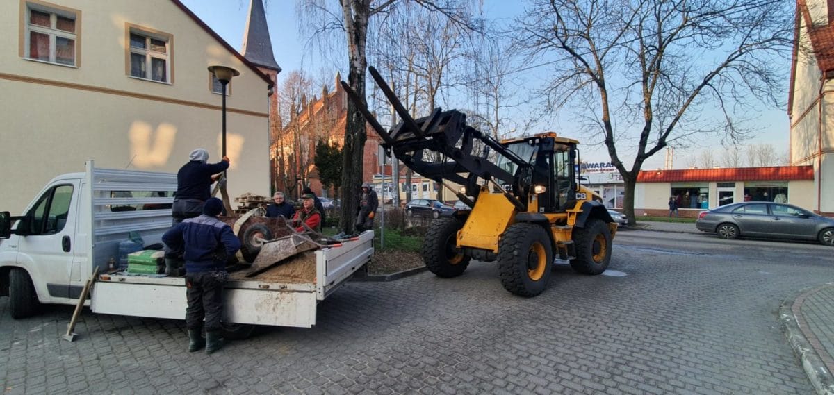 TABLICA UPAMIĘTNIAJĄCA HANSA HELLMUTA KIRSTA WRÓCIŁA NA ULICĘ SIENKIEWICZA W OSTRÓDZIE 3 78166197 815803658863603 774408124164472832 O E1576242288546
