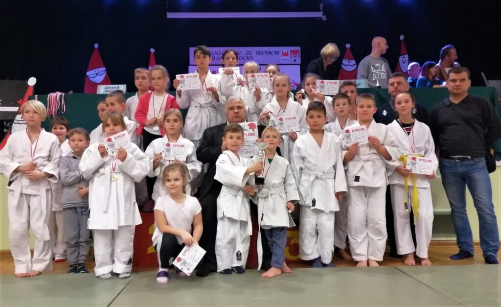 19 MEDALI ZAWODNIKÓW UKS SHIZOKU W MIKOŁAJKOWYM TURNIEJU JUDO W PŁOCKU 21 78434635 2933704336662814 921008169864396800 o 1