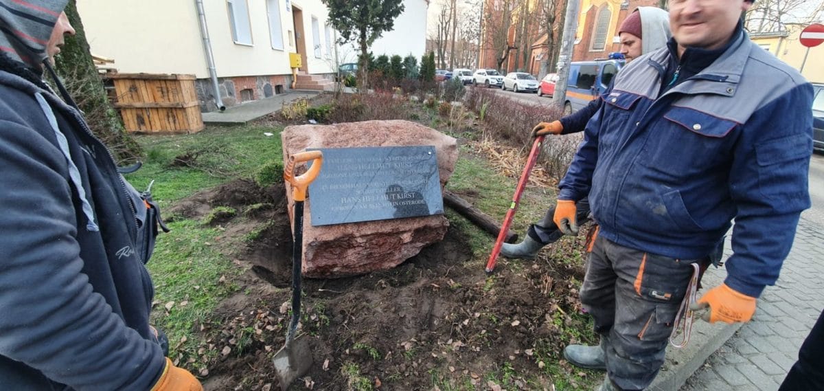 TABLICA UPAMIĘTNIAJĄCA HANSA HELLMUTA KIRSTA WRÓCIŁA NA ULICĘ SIENKIEWICZA W OSTRÓDZIE 5 79378842 815803102196992 4102249935880060928 O E1576242326281