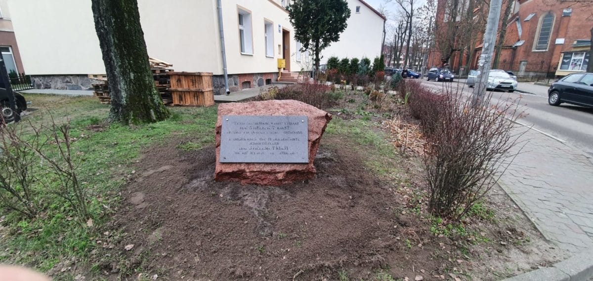 TABLICA UPAMIĘTNIAJĄCA HANSA HELLMUTA KIRSTA WRÓCIŁA NA ULICĘ SIENKIEWICZA W OSTRÓDZIE 6 79771824 815803408863628 5375257484837519360 O E1576242352997
