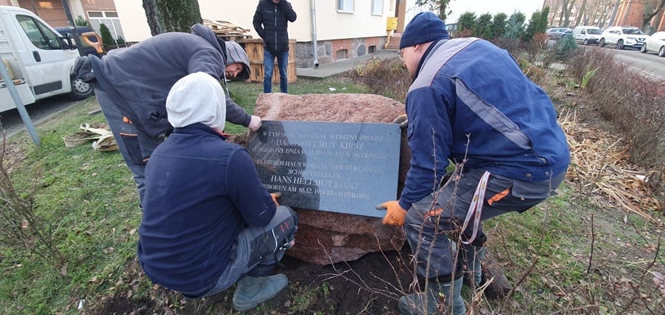 TABLICA UPAMIĘTNIAJĄCA HANSA HELLMUTA KIRSTA WRÓCIŁA NA ULICĘ SIENKIEWICZA W OSTRÓDZIE 1 80328187 815802965530339 4144430745269567488 N