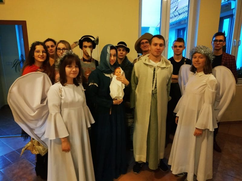 WYCHOWANKOWIE INTERNATU Z JASEŁKAMI U OSTRÓDZKICH SENIORÓW 1 Img 20191217 150143 E1577097098685