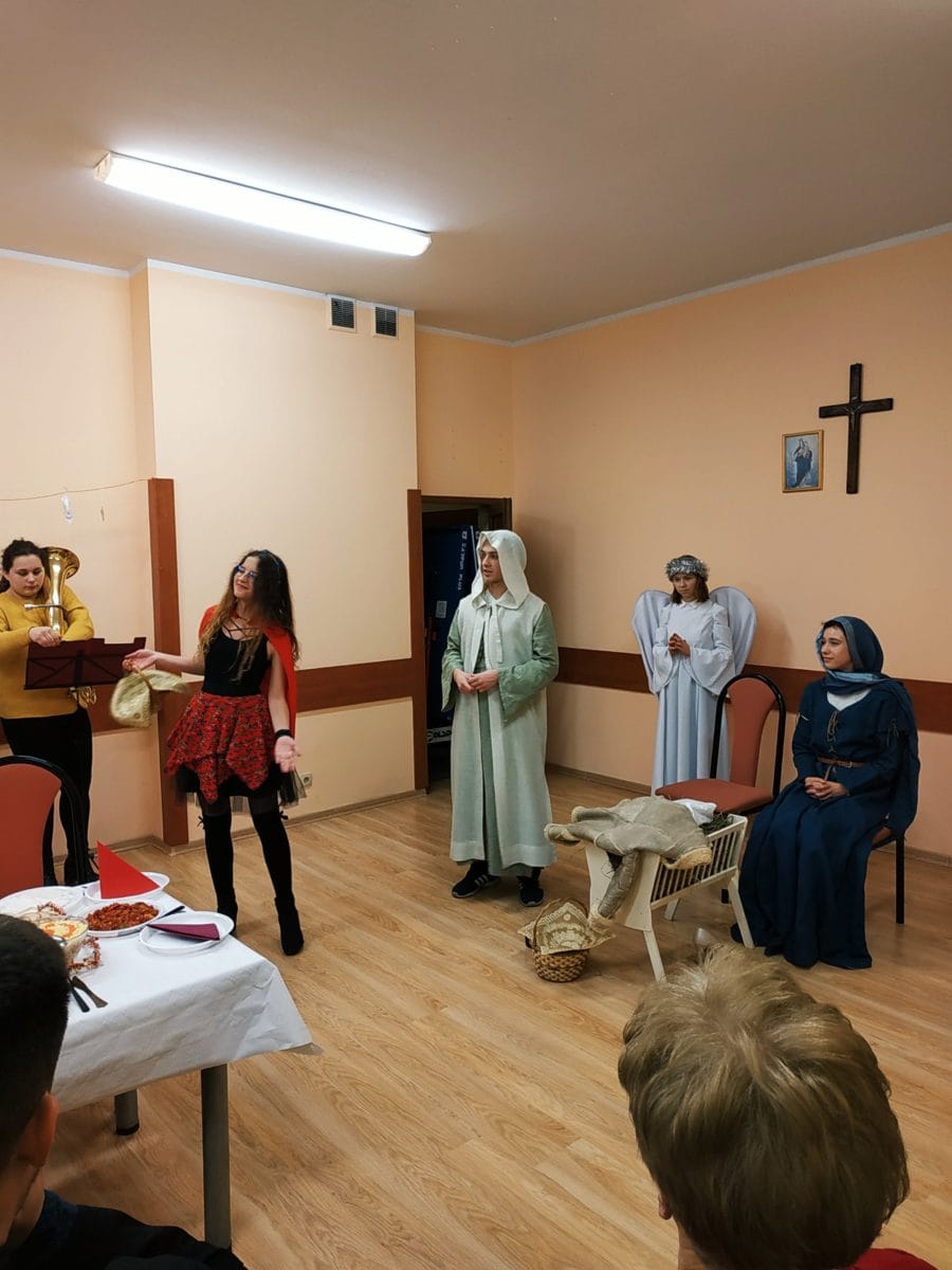 WYCHOWANKOWIE INTERNATU Z JASEŁKAMI U OSTRÓDZKICH SENIORÓW 4 Img 20191217 150920