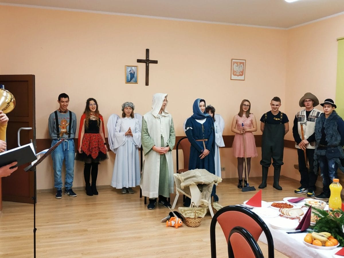 WYCHOWANKOWIE INTERNATU Z JASEŁKAMI U OSTRÓDZKICH SENIORÓW 3 Img 20191217 151332 E1577097125462