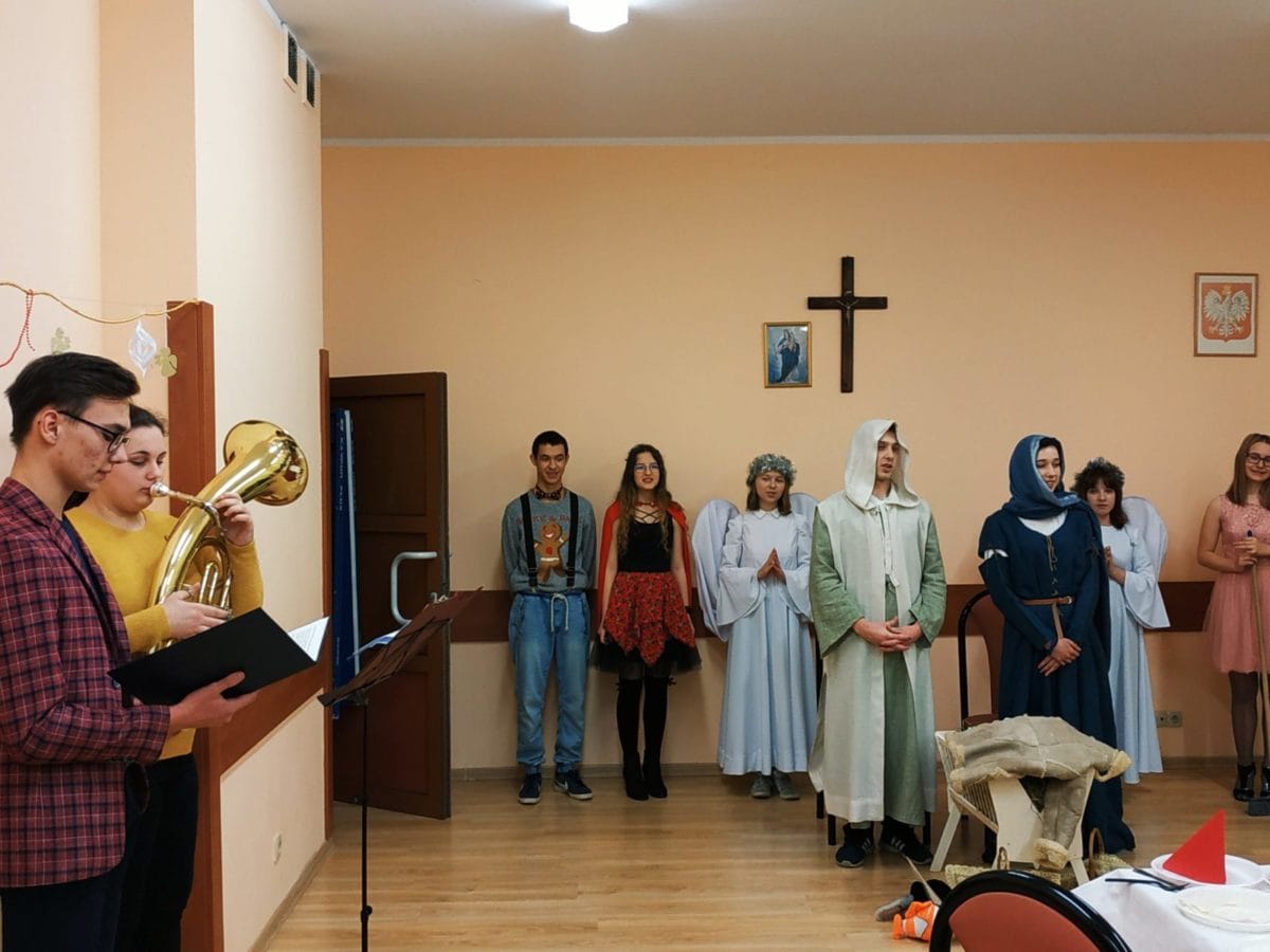 WYCHOWANKOWIE INTERNATU Z JASEŁKAMI U OSTRÓDZKICH SENIORÓW 2 Img 20191217 151339 E1577097142430