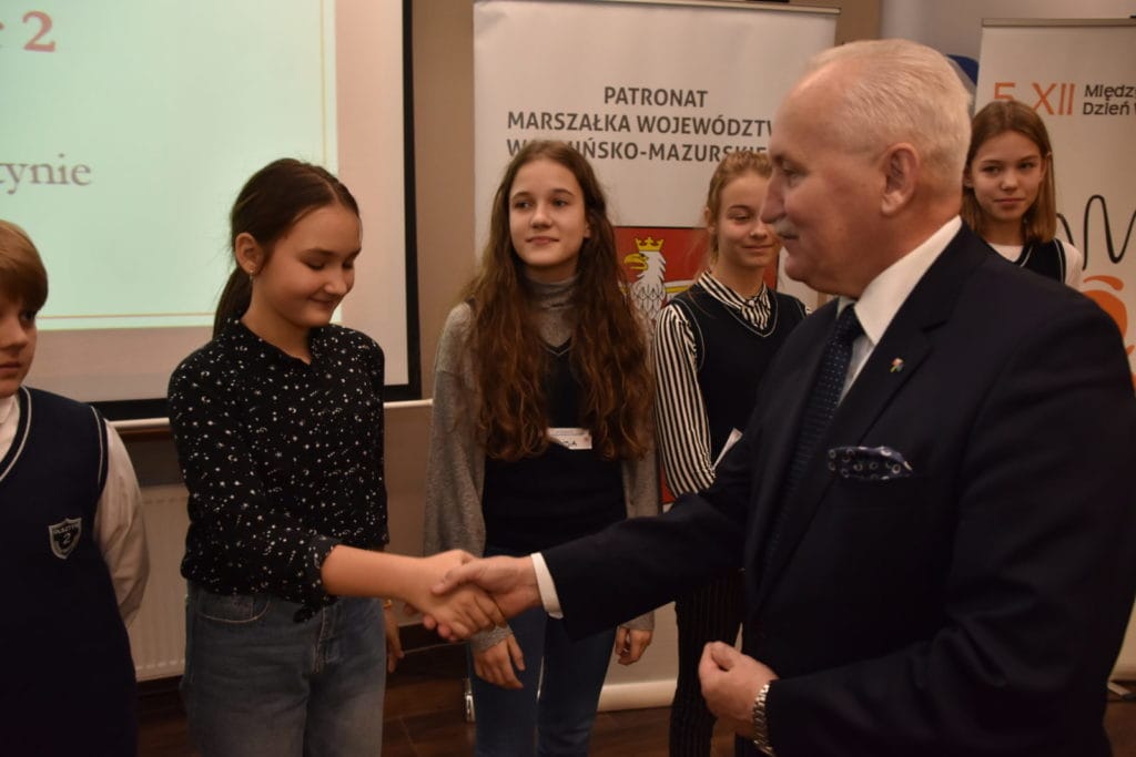 MICHAŁ KŁOSOWSKI Z EKONOMIKA LAUREATEM KONKURSU "BARWY WOLONTARIATU" 2 Gala Wolontariatu2019 24 E1575880401716