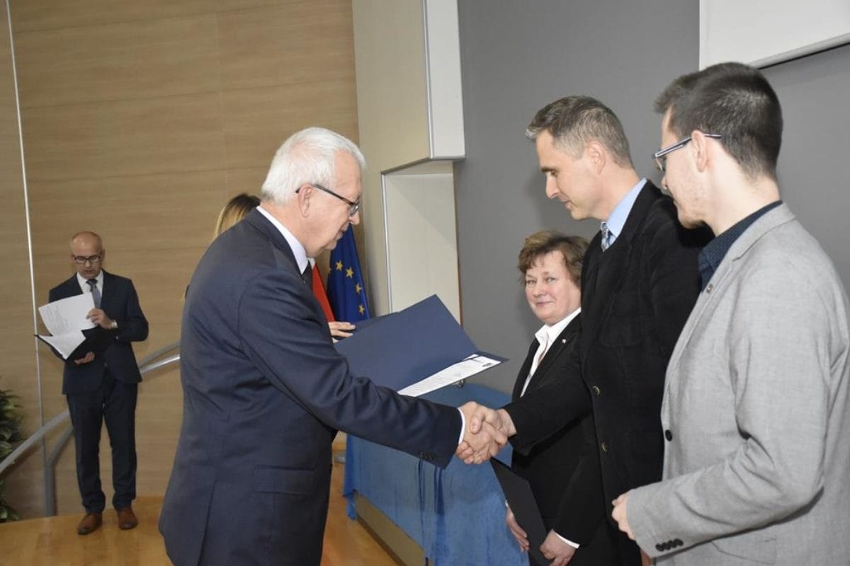 NAGRODY DLA SZKÓŁ I NAUCZYCIELKI Z POWIATU PODCZAS WOJEWÓDZKIEJ "GALI DLA NIEPODLEGŁEJ" 1 Nagrodzeni Podczas Gali Dla Niepodleglej 22