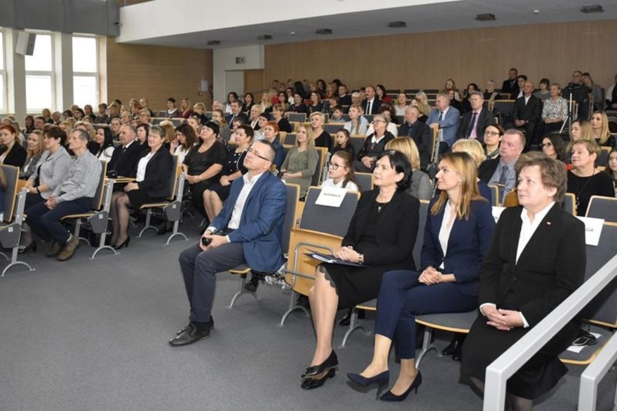 NAGRODY DLA SZKÓŁ I NAUCZYCIELKI Z POWIATU PODCZAS WOJEWÓDZKIEJ "GALI DLA NIEPODLEGŁEJ" 2 Nagrodzeni Podczas Gali Dla Niepodleglej 6