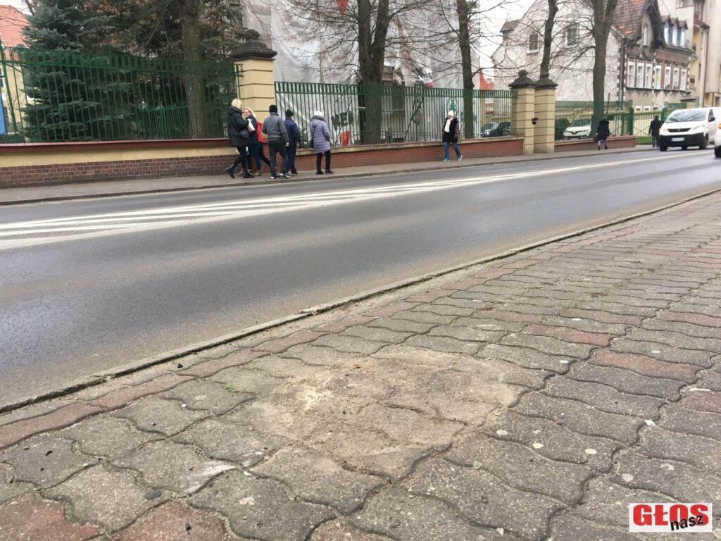 BURMISTRZ ODPOWIADA STAROŚCIE W SPRAWIE KOSZY NA ŚMIECI PRZY DROGACH POWIATOWYCH 13 IMG 2354