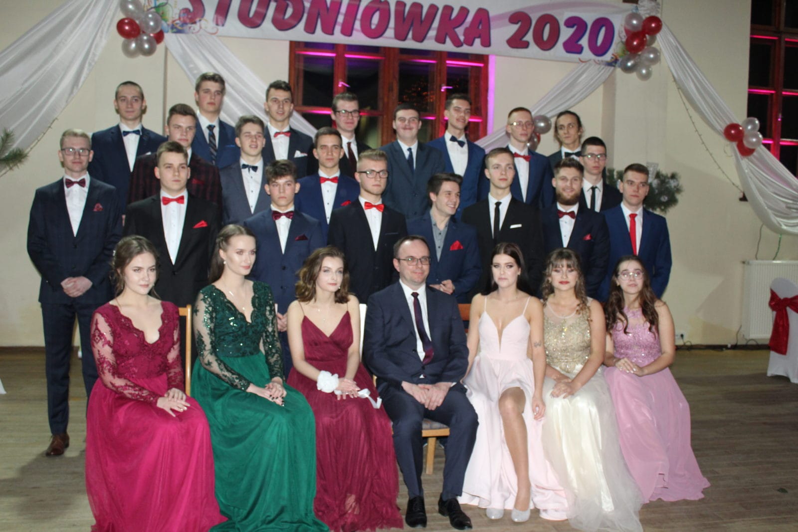 „TO BYŁ BAL, PIĘKNY BAL" - STUDNIÓWKA W "BAŻYNIAKU" 10 Klasa 3A Wych Artur Żuralski