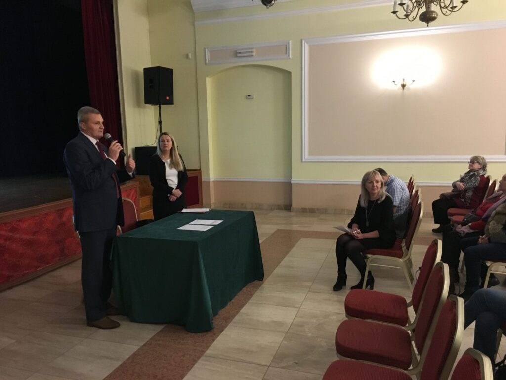 KONSULTACJE "ZŁOTEJ RĄCZKI". SENIORZY SPOTKALI SIĘ Z BURMISTRZEM 5 Zlota 1