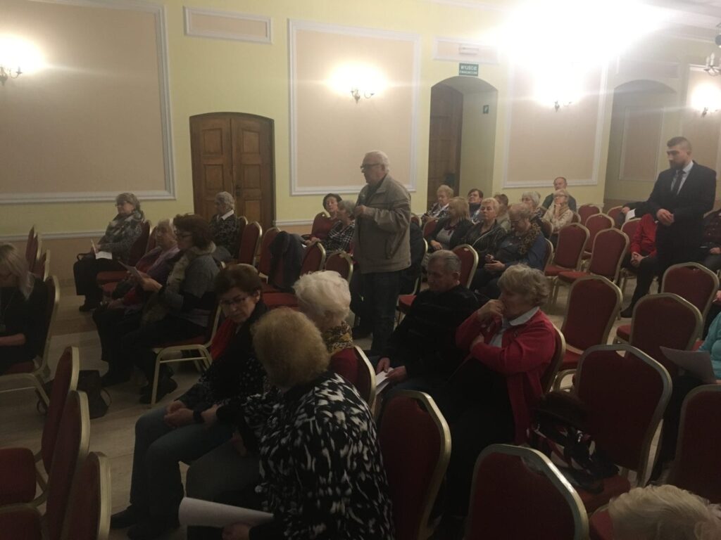 KONSULTACJE "ZŁOTEJ RĄCZKI". SENIORZY SPOTKALI SIĘ Z BURMISTRZEM 4 Zlota 2