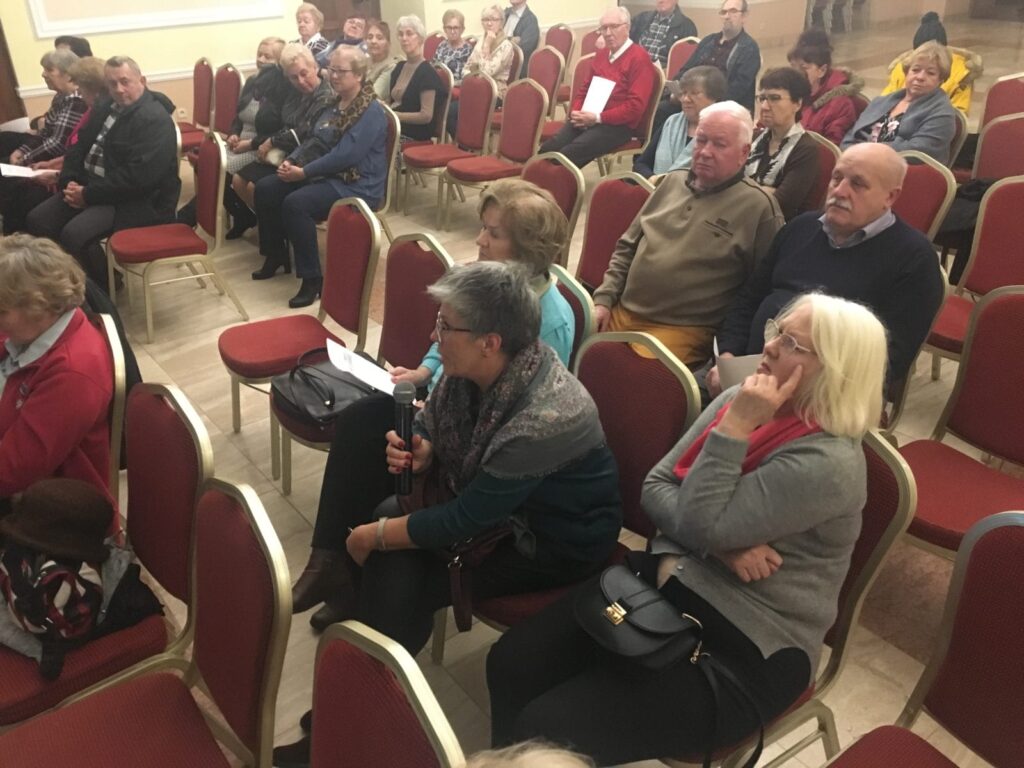 KONSULTACJE "ZŁOTEJ RĄCZKI". SENIORZY SPOTKALI SIĘ Z BURMISTRZEM 3 Zlota 4
