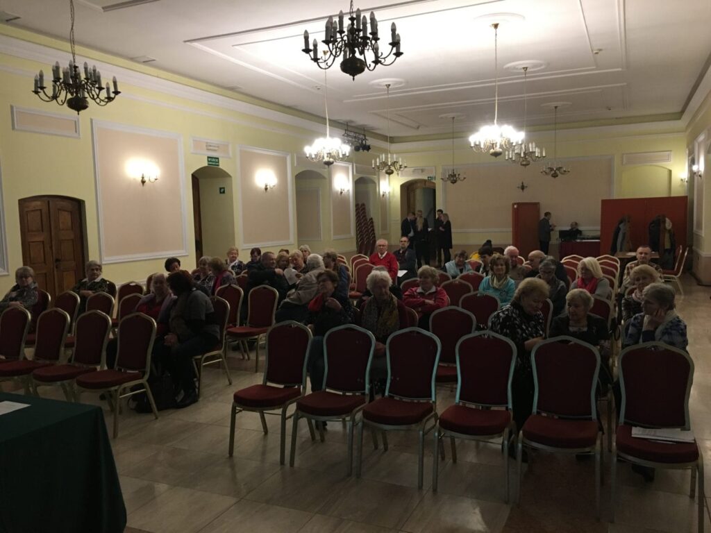 KONSULTACJE "ZŁOTEJ RĄCZKI". SENIORZY SPOTKALI SIĘ Z BURMISTRZEM 9 Zlota 5 — Kopia