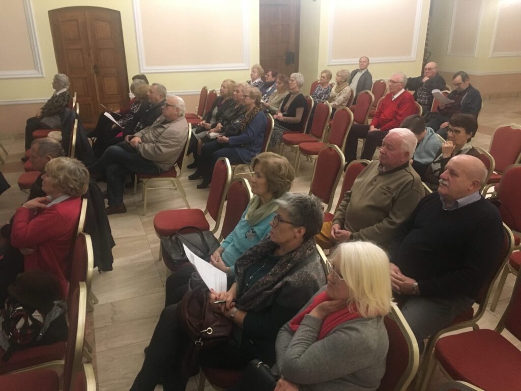 KONSULTACJE "ZŁOTEJ RĄCZKI". SENIORZY SPOTKALI SIĘ Z BURMISTRZEM 2 Zlota 8