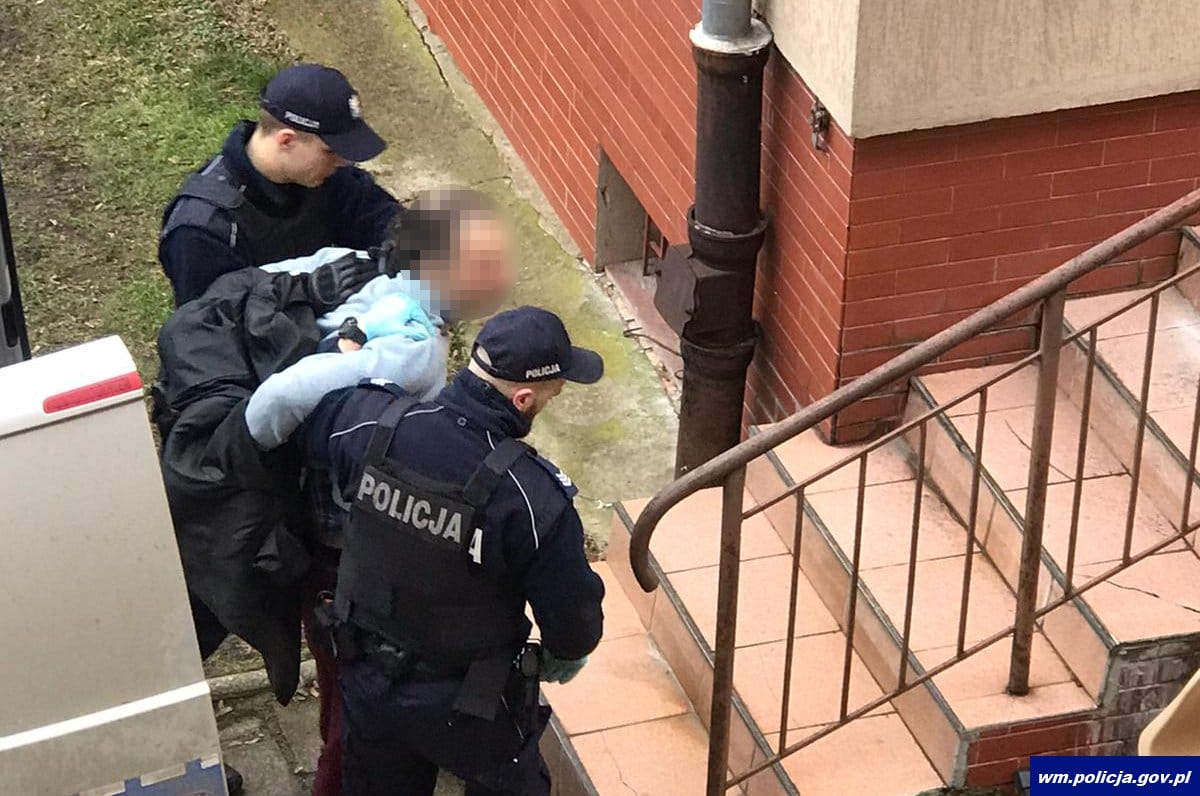 ZAATAKOWAŁ INTERWENIUJĄCYCH POLICJANTÓW - W DOMU MIAŁ NIEZŁY ARSENAŁ 4 32 150261