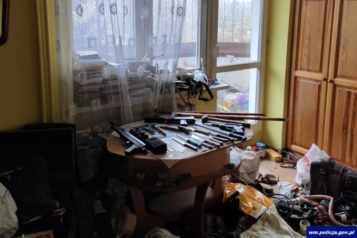 ZAATAKOWAŁ INTERWENIUJĄCYCH POLICJANTÓW - W DOMU MIAŁ NIEZŁY ARSENAŁ 3 32 150263