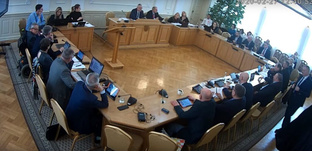 BURMISTRZ W SĄDZIE W ELBLĄGU - RADNI PRZERYWAJĄ SESJĘ 13 Bez tytułu