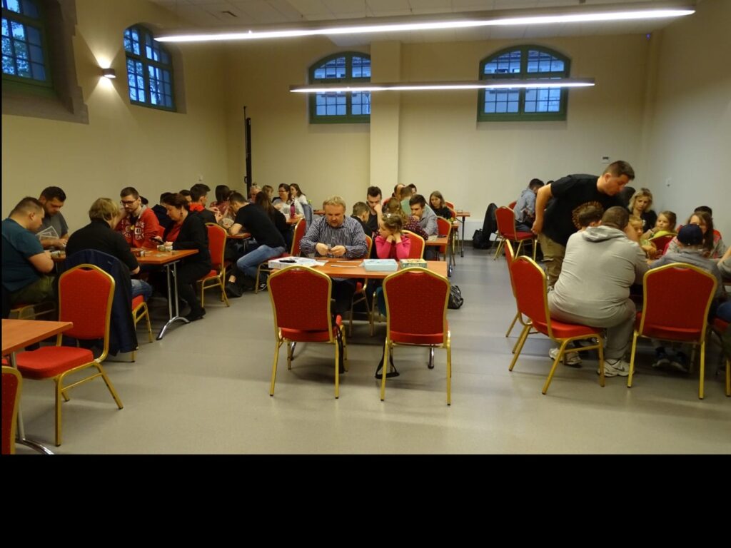 OSTRÓDZKIE STOWARZYSZENIE MIŁOŚNIKÓW GIER "GRYWAM" MA JUŻ ROK! 4 Na Piątkowe Noce Z Grami Bez Prądu Przychodzi Wiele Osób