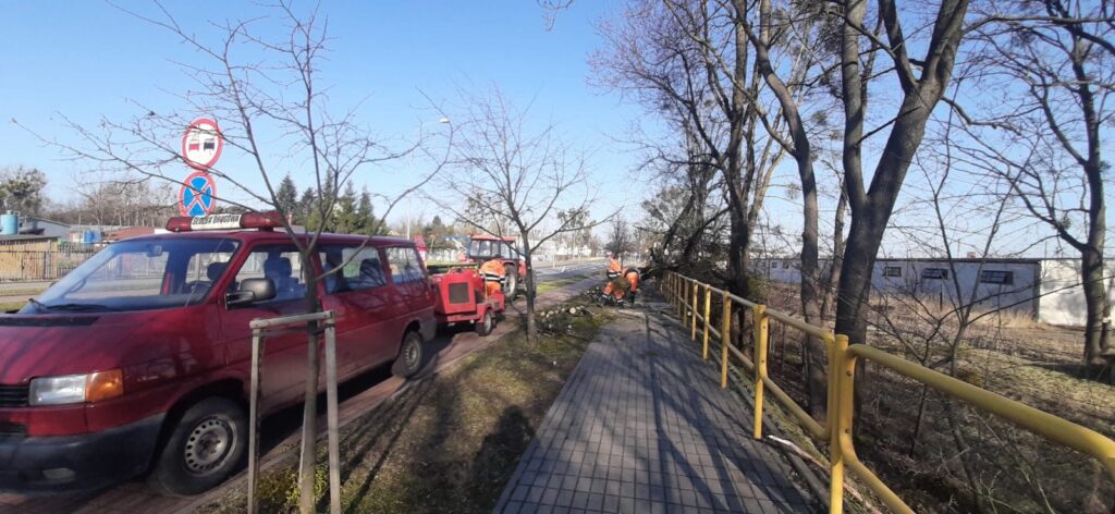 SILNY WIATR I MNÓSTWO STRAŻACKICH INTERWENCJI W POWIECIE 2 20200313 083309