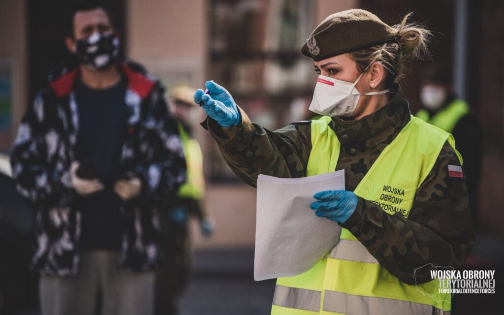 ŻOŁNIERZE WOT Z WARMII I MAZUR POBIERAJĄ WYMAZY NA OBECNOŚĆ KORONAWIRUSA 3 3 5