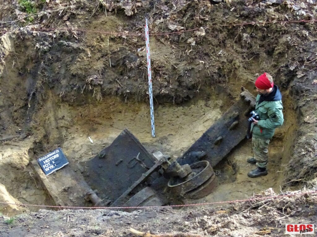 "POSZUKIWACZE HISTORII" WYDOBYLI KOŁO DĄBRÓWNA FRAGMENTY CZOŁGU T-34-85 4 Dsc08601
