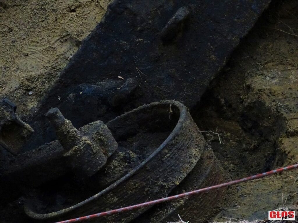 "POSZUKIWACZE HISTORII" WYDOBYLI KOŁO DĄBRÓWNA FRAGMENTY CZOŁGU T-34-85 7 Dsc08613