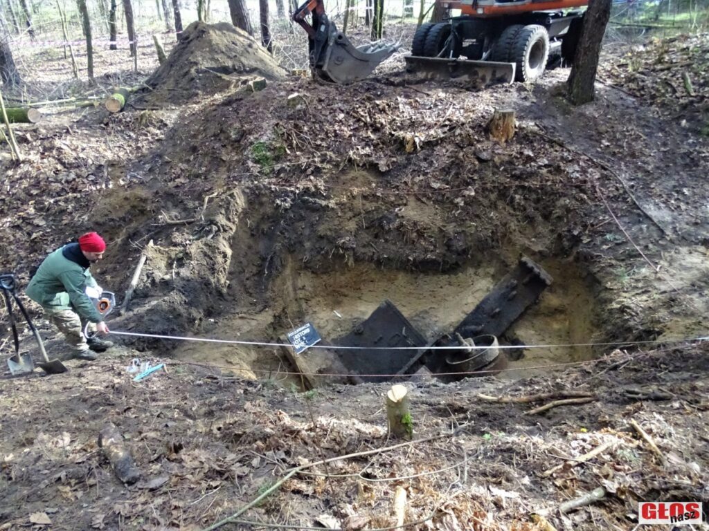 "POSZUKIWACZE HISTORII" WYDOBYLI KOŁO DĄBRÓWNA FRAGMENTY CZOŁGU T-34-85 10 Dsc08618