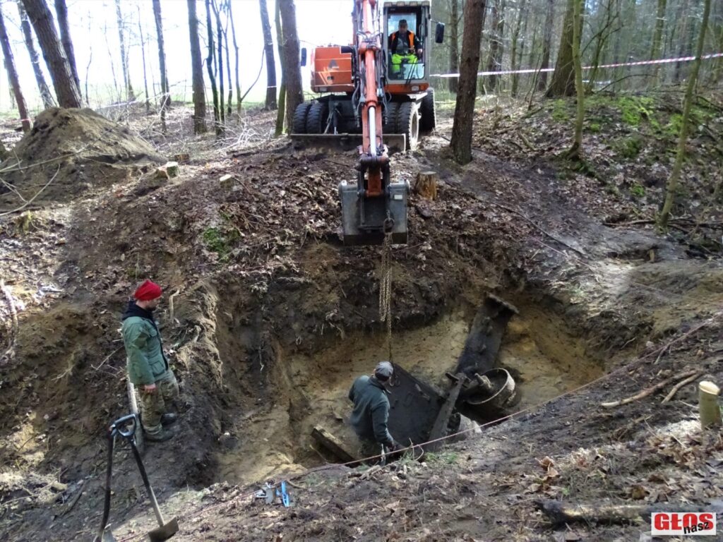 "POSZUKIWACZE HISTORII" WYDOBYLI KOŁO DĄBRÓWNA FRAGMENTY CZOŁGU T-34-85 12 Dsc08621