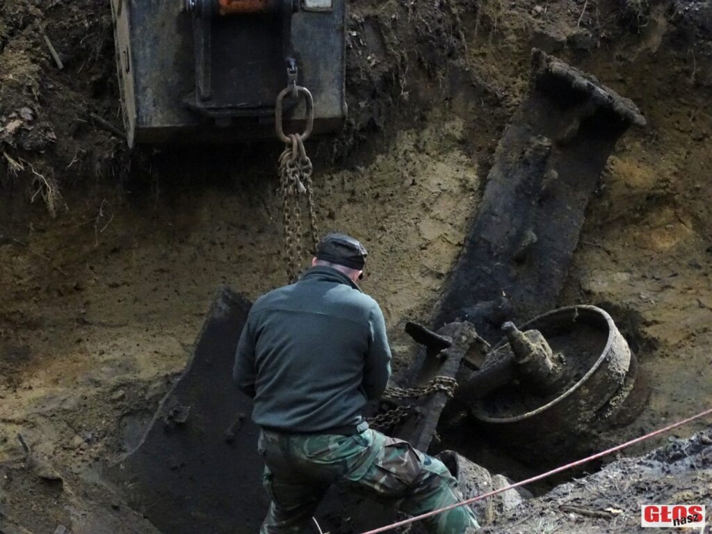 "POSZUKIWACZE HISTORII" WYDOBYLI KOŁO DĄBRÓWNA FRAGMENTY CZOŁGU T-34-85 13 Dsc08623