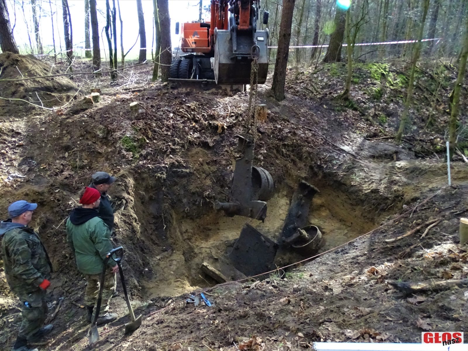 "POSZUKIWACZE HISTORII" WYDOBYLI KOŁO DĄBRÓWNA FRAGMENTY CZOŁGU T-34-85 1 Dsc08624