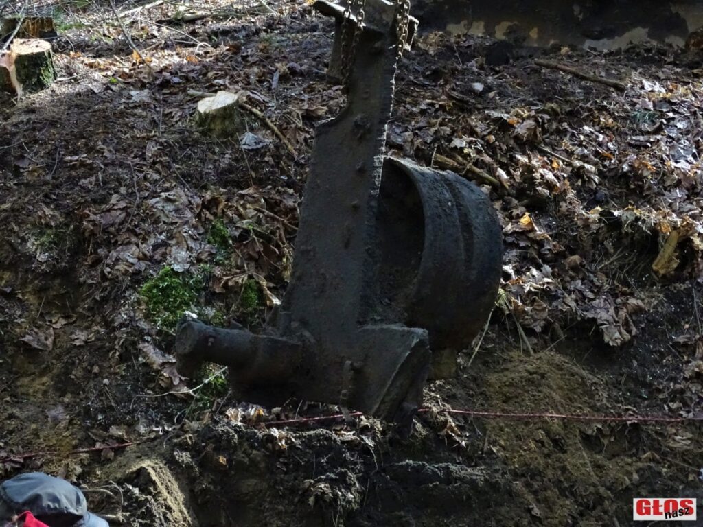 "POSZUKIWACZE HISTORII" WYDOBYLI KOŁO DĄBRÓWNA FRAGMENTY CZOŁGU T-34-85 15 Dsc08625
