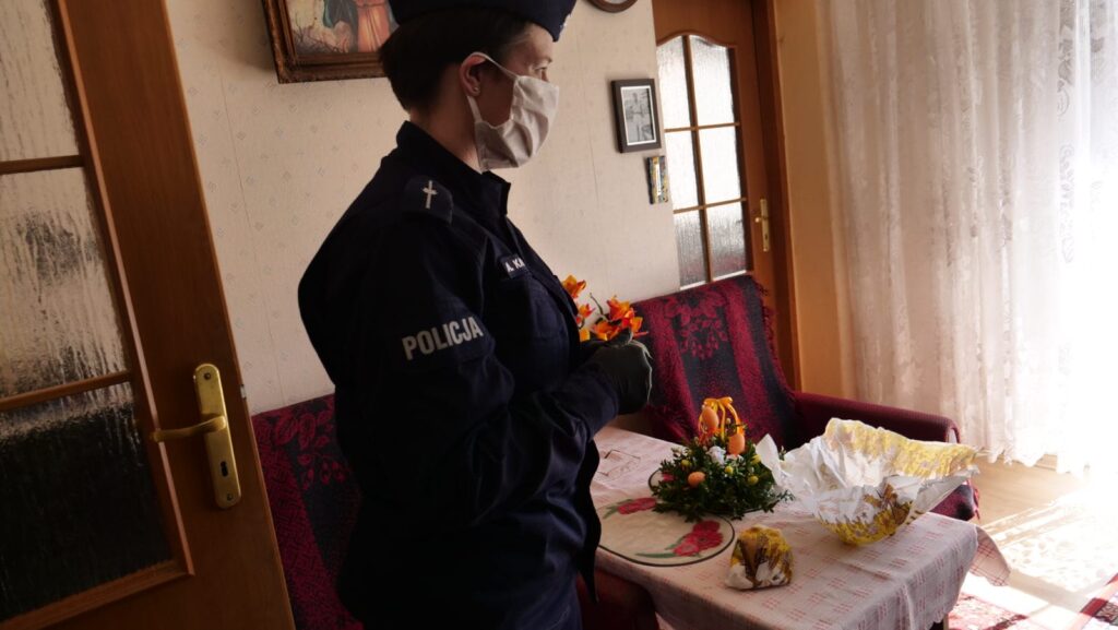 POLICJANCI ODWIEDZILI ALBINĘ DZIEDZIUL - WDOWĘ PO BOHATERZE WALK O MONTE CASSINO 2 100 153214 G