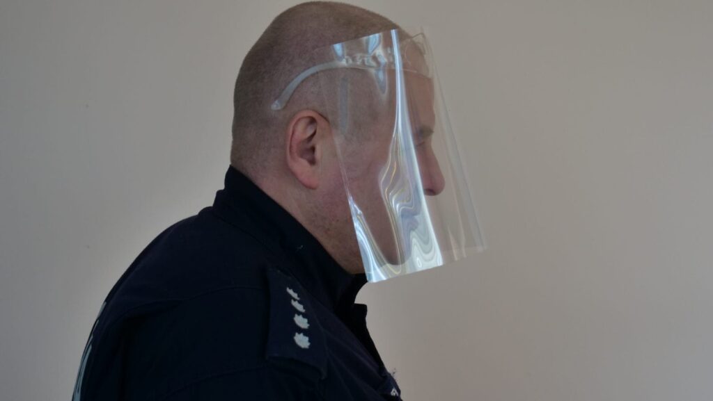 WŁASNORĘCZNIE ROBIONE PRZYŁBICE I ŚRODKI OCHRONY OD POLICJI W OSTRÓDZIE DLA SZPITALA 5 100 153233 G