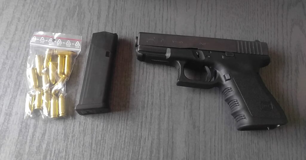 POLICJANCI ZABEZPIECZYLI NIELEGALNĄ BROŃ I MARIHUANĘ 13 100 153760 g