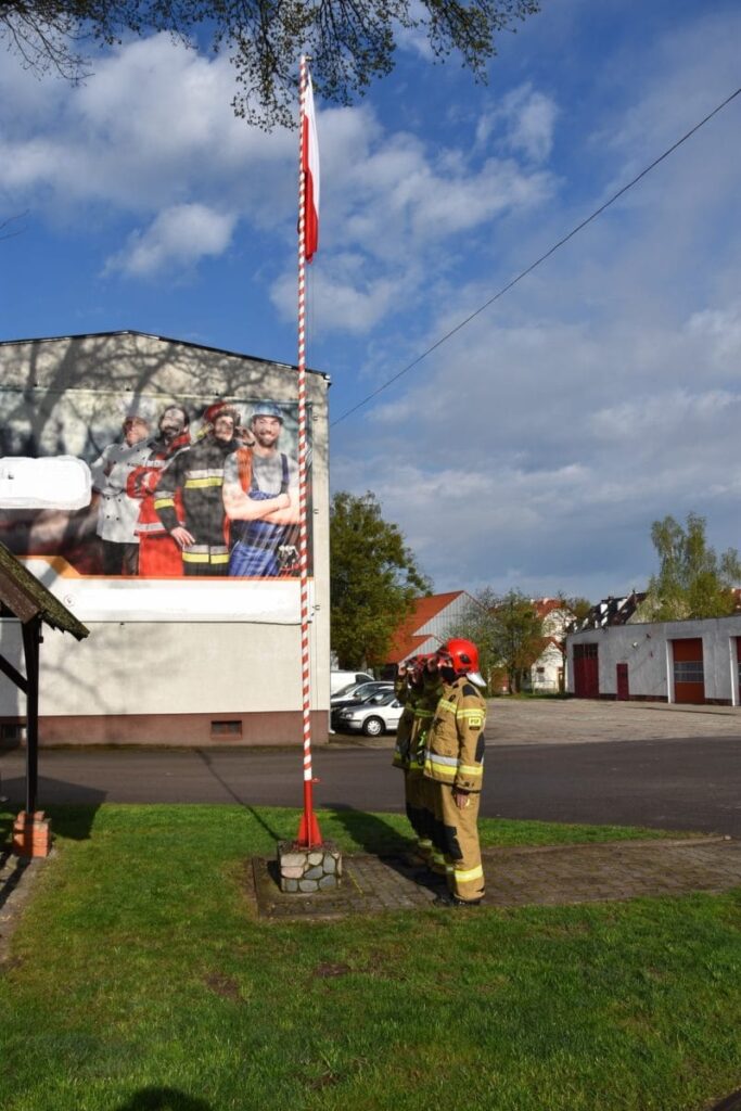 STRAŻACY Z KP PSP W OSTRÓDZIE OBCHODZILI DZIEŃ FLAGI RZECZPOSPOLITEJ POLSKIEJ 3 3 6