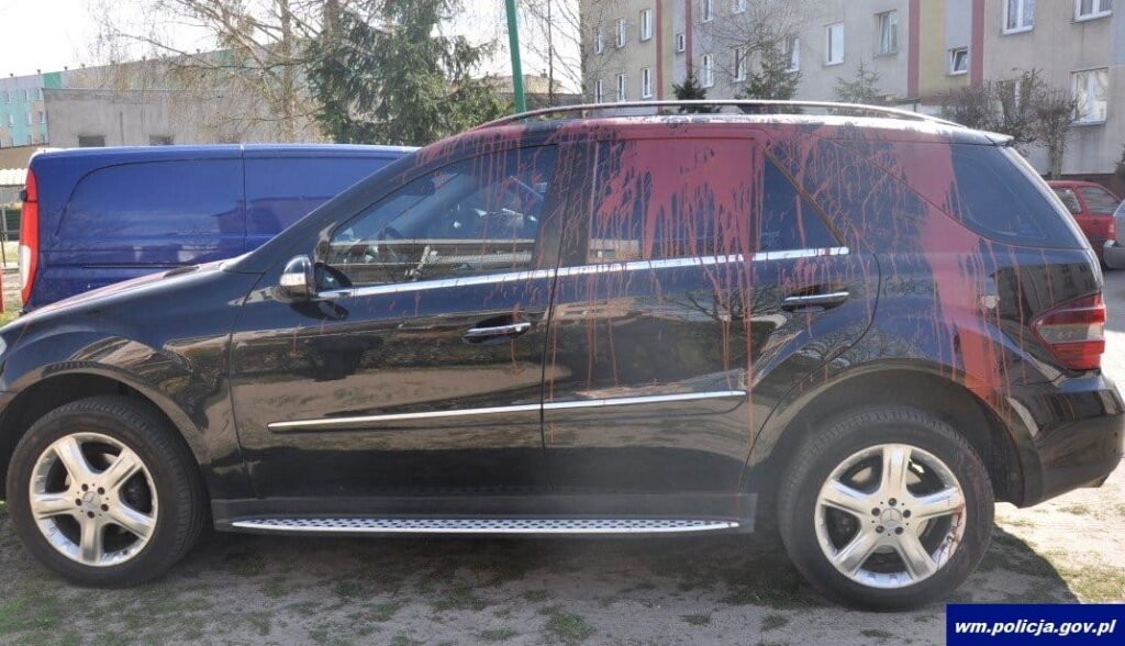 REGION: ZAŁOŻYŁ PERUKĘ I OBLAŁ MERCEDESA ZNAJOMEGO BRUNATNĄ FARBĄ 3 32 154028