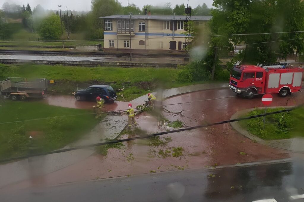NAWAŁNICE W POWIECIE - POWALONE DRZEWA W OSTRÓDZIE I MAŁEJ RUSI (VIDEO) 17 99160522 540930543256688 5675468513347633152 n