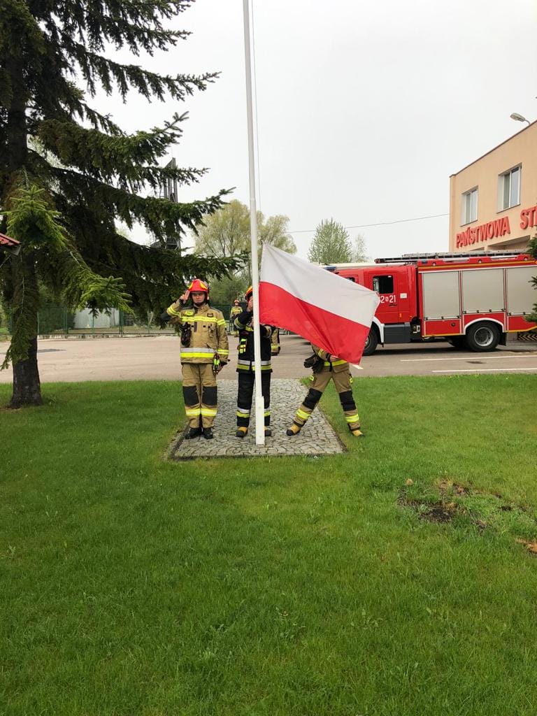 STRAŻACY Z KP PSP W OSTRÓDZIE OBCHODZILI DZIEŃ FLAGI RZECZPOSPOLITEJ POLSKIEJ 2 Img 20200502 Wa0004