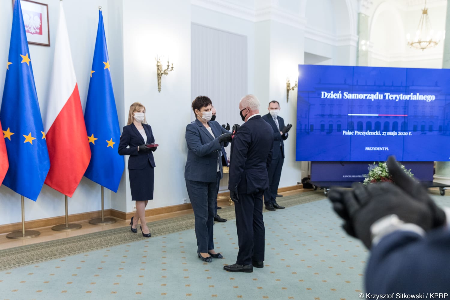 PREZYDENT ODZNACZYŁ GUSTAWA MARKA BRZEZINA KRZYŻEM OFICERSKIM ORDERU ODRODZENIA POLSKI 1 Dwnld1937704078