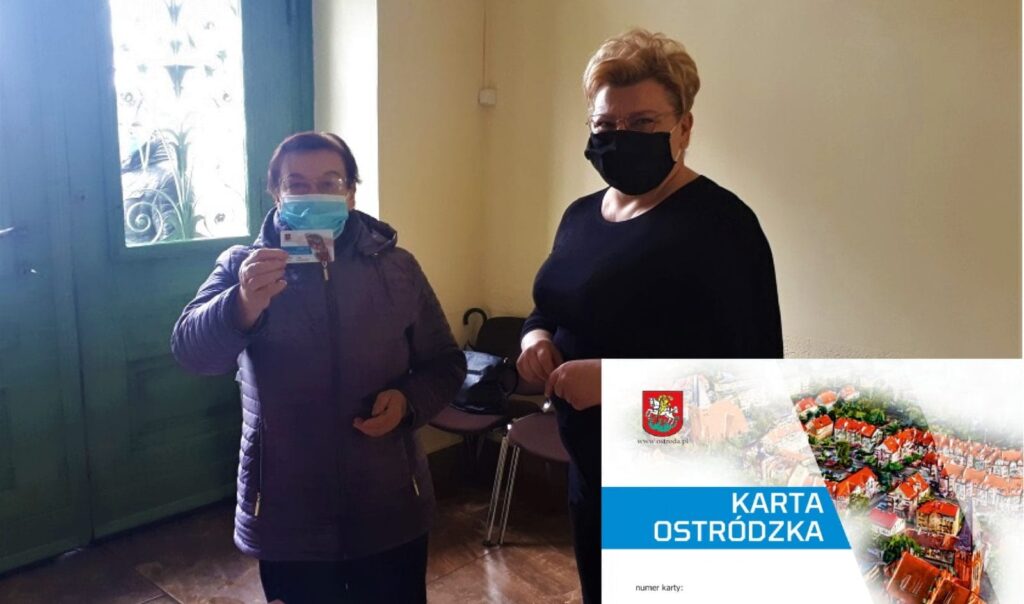 PIERWSI MIESZKAŃCY ODEBRALI JUŻ SWOJE KARTY OSTRÓDZKIE 14 kartaodebrana2 1