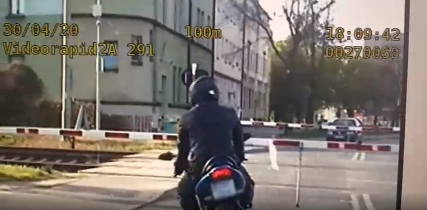 POŚCIG POLICJANTÓW ZA MOTOCYKLISTĄ Z POWIATU OSTRÓDZKIEGO (VIDEO) 1 Motocyklista
