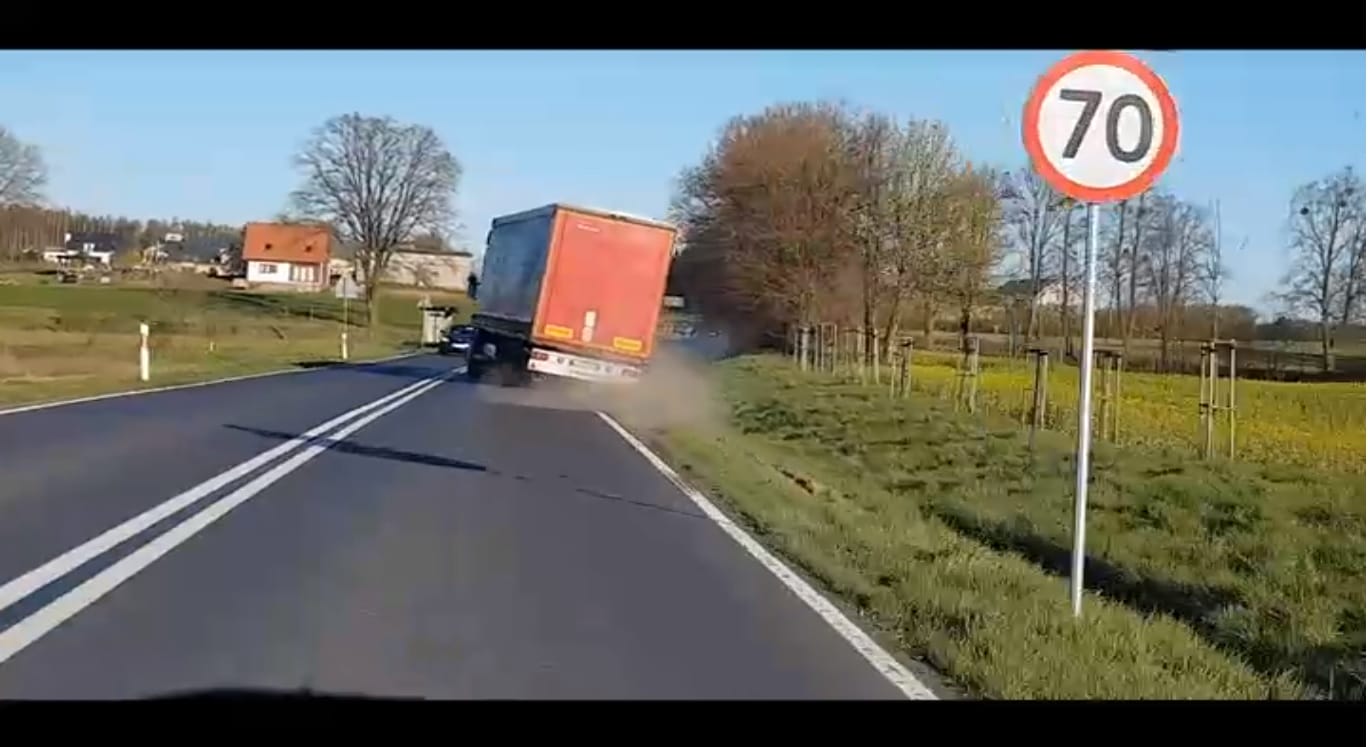 MIAŁ 2,5 PROMILA I JECHAŁ TIREM KRAJOWĄ 16-STKĄ. CUD, ŻE NIKT NIE UCIERPIAŁ(VIDEO) 1 Tir