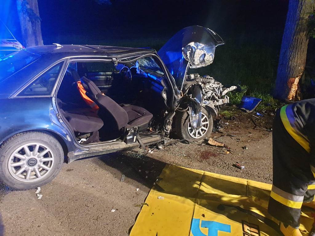 SAMOCHÓD UDERZYŁ W DRZEWO, JEDNA OSOBA Z LICZNYMI OBRAŻENIAMI W SZPITALU 3 Img 20200613 Wa0000