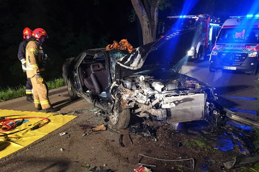 SAMOCHÓD UDERZYŁ W DRZEWO, JEDNA OSOBA Z LICZNYMI OBRAŻENIAMI W SZPITALU 1 Img 20200613 Wa0001 1