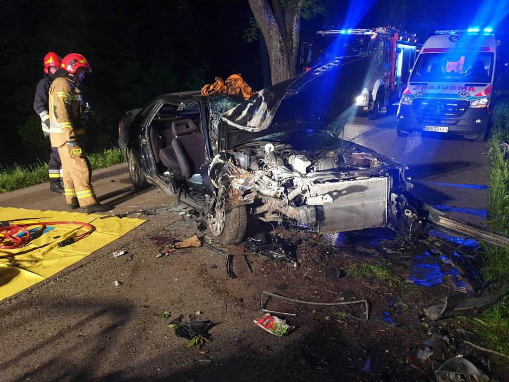 SAMOCHÓD UDERZYŁ W DRZEWO, JEDNA OSOBA Z LICZNYMI OBRAŻENIAMI W SZPITALU 4 Img 20200613 Wa0001