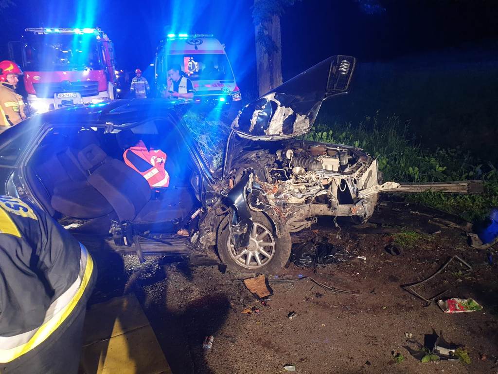 SAMOCHÓD UDERZYŁ W DRZEWO, JEDNA OSOBA Z LICZNYMI OBRAŻENIAMI W SZPITALU 2 Img 20200613 Wa0004